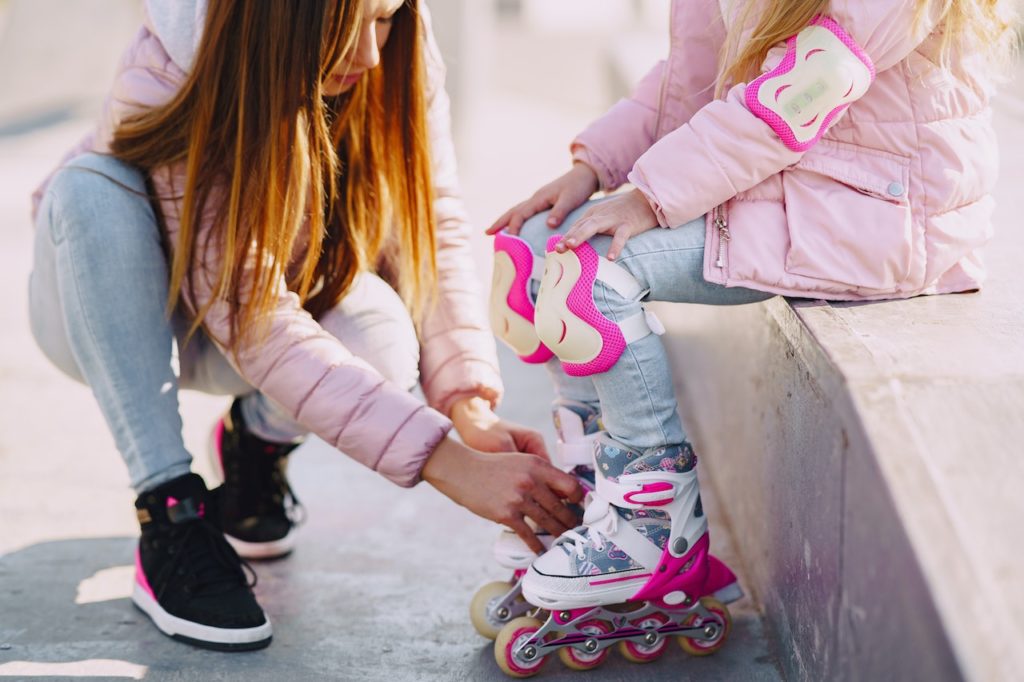 Roller Skating protection, image of mother and daughter with knee pads and elbow pads.